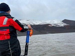 Equipamento YSI em amostragem de água na Antártica: Projeto PIMEtAn